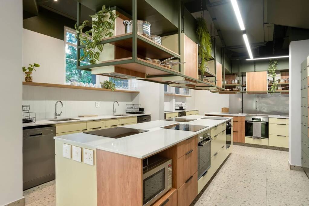 Central Modern City Escape Apartment! Cape Town Luaran gambar
